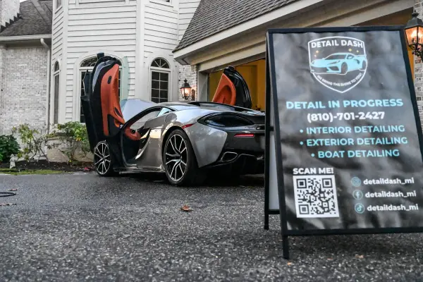 Detail Dash sign beside the finished McLaren